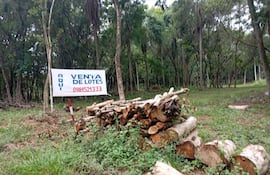 En la zona del arroyo Yakare’y se pueden observar pancartas en las que se ofrecen vender el sitio protegido.