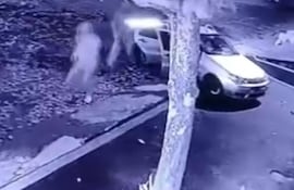 Momento en que los delincuentes descienden del automóvil para perpetrar el asalto.