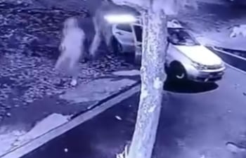 Momento en que los delincuentes descienden del automóvil para perpetrar el asalto.