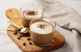 Postre de crema moka.