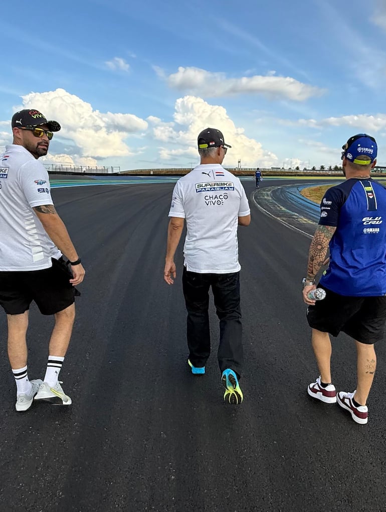 Momento exacto en el que los integrantes del equipo Superbike Paraguay realizaban el "track walk".
