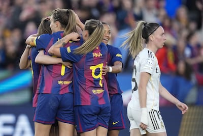 La delantera del FC Barcelona Caroline Graham Hansen (d) celebra un tanto durante el encuentro correspondiente a la vuelta de los cuartos de final de la Champions femenina, disputado entre el FC Barcelona y el Real Madrid en el Camp Nou de Barcelona.
