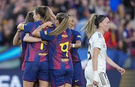 La delantera del FC Barcelona Caroline Graham Hansen (d) celebra un tanto durante el encuentro correspondiente a la vuelta de los cuartos de final de la Champions femenina, disputado entre el FC Barcelona y el Real Madrid en el Camp Nou de Barcelona.