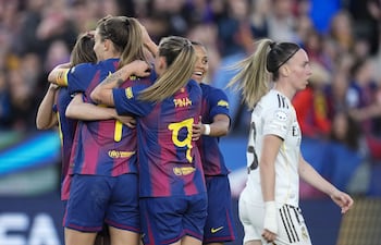 La delantera del FC Barcelona Caroline Graham Hansen (d) celebra un tanto durante el encuentro correspondiente a la vuelta de los cuartos de final de la Champions femenina, disputado entre el FC Barcelona y el Real Madrid en el Camp Nou de Barcelona.