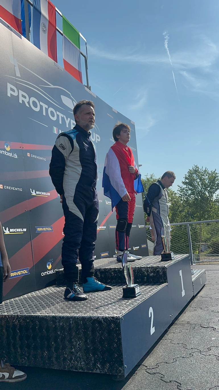 Mateo Valente, en lo más alto del podio de la carrera 2, en Monza.