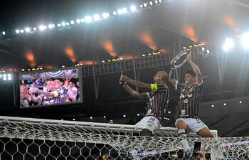 El brasileño Felipe Melo (i) y el argentino Germán Cano, jugadores de Fluminense, celebran la conquista de la Copa Libertadores 2023 sobre uno de los arcos del estadio Maracaná, en Río de Janeiro.