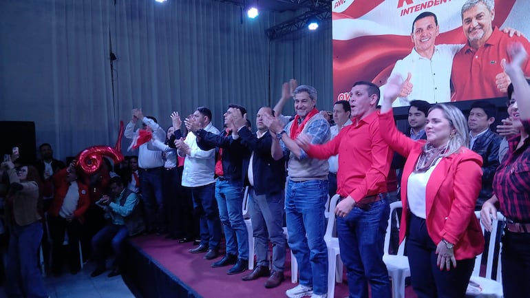 Mario Abdo Benítez rodeado de la dirigencia de Colorado Añetete en Coronel Oviedo.