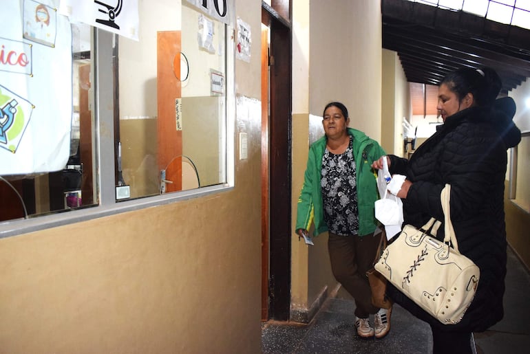 Los pacientes de laboratorio y urgencias deben comprar jeringas; médicos tienen voluntad, pero faltan insumos en el Hospital de Carapeguá.