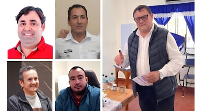 Hombres en una reunión; uno con chaleco oscuro y gafas levanta un marcador mientras los demás sonríen y escuchan.