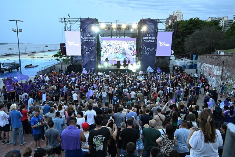 Simpatizantes del presidente de Argentina, Javier Milei, asisten al cierre de campaña del partido La Libertad Avanza ayer.