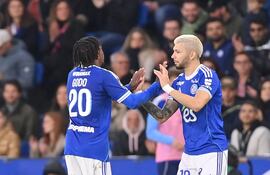 En el momento en que saltaba al campo, en su estreno con la camiseta del Racing de Estrasburgo de la Ligue 1 de Francia.