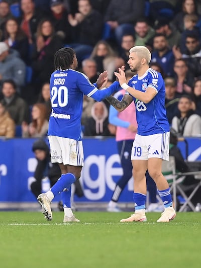 En el momento en que saltaba al campo, en su estreno con la camiseta del Racing de Estrasburgo de la Ligue 1 de Francia.