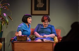 Las actrices Regina Bachero y Claudia Scavone.