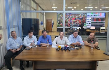 El presidente de la ANDE, Ing. Félix Sosa, y su equipo técnico, tratando de explicar a la prensa las causas del apagón del miércoles 18 de febrero.