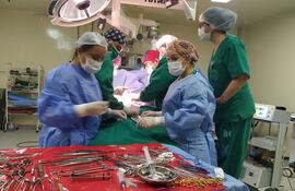 Equipo multidisciplinario del Hospital de Clínicas que realizó el trasplante de riñón a una joven madre de 24 años de un donante cadavérico de 22 años diagnosticado con muerte cerebral tras un accidente de moto a alta velocidad.