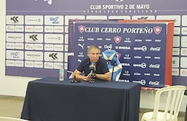 El argentino, Ariel Enrique Holan (65 años), entrenador de Cerro Porteño.