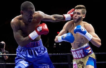Prichard Colón (derecha) recibe un tremendo golpe de Terrel Williams en un combate que le ocasionó daños cerebrales.