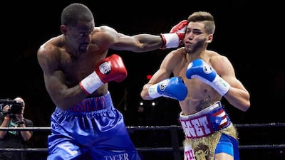 Prichard Colón (derecha) recibe un tremendo golpe de Terrel Williams en un combate que le ocasionó daños cerebrales.