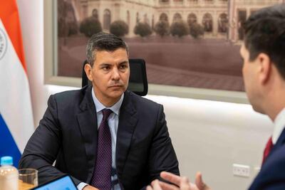 El Presidente de la República, Santiago Peña con el Ing. Ramiro Samaniego, presidente del Servicio Nacional de Calidad y Sanidad Vegetal y de Semillas (SENAVE).