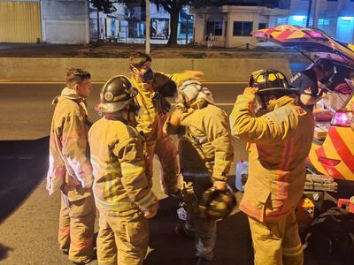 Los bomberos con equipos especiales ante el fuerte olor en los alrededores.