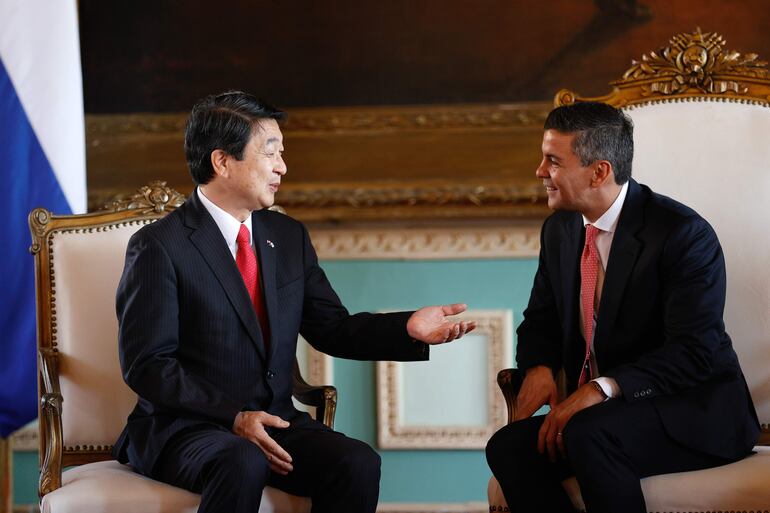 El embajador de Japón en Paraguay, Itagaki Katsumi (i) y el presidente de Paraguay, Santiago Peña, participan durante el acto de presentación de cartas credenciales de embajadores residentes, este martes en Asunción (Paraguay). 