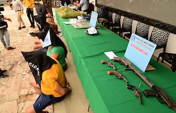 Evidencias y detenidos tras el megaoperativo en el Pantanal de Lambaré este sábado.