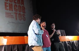 Elian Guerin, Maco Pacheco y Mathias Maciel, responsables del cortometraje "Mita'i Churi" conversan con el público tras el pre-estreno del audiovisual en el cierre del Festival Internacional Oberá en Cortos.