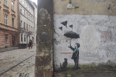 Detalle de una pieza de arte callejero en el centro de Leópolis (Ucrania). Los partidos clave de la oposición en Ucrania se muestran suspicaces ante las negociaciones en torno al plan de paz de EE. UU. e instan al presidente, Volodímir Zelenski, a rechazar concesiones territoriales y restricciones al Ejército ucraniano, así como a garantizar que cualquier acuerdo se alcance de modo transparente en base a un amplio consenso interno.