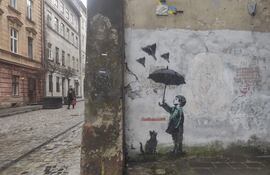 Detalle de una pieza de arte callejero en el centro de Leópolis (Ucrania). Los partidos clave de la oposición en Ucrania se muestran suspicaces ante las negociaciones en torno al plan de paz de EE. UU. e instan al presidente, Volodímir Zelenski, a rechazar concesiones territoriales y restricciones al Ejército ucraniano, así como a garantizar que cualquier acuerdo se alcance de modo transparente en base a un amplio consenso interno.