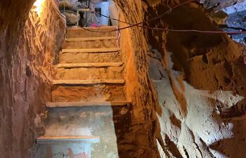 Entrada al "sótano" o futuro "laboratorio subterráneo que estaba en etapa de construcción.