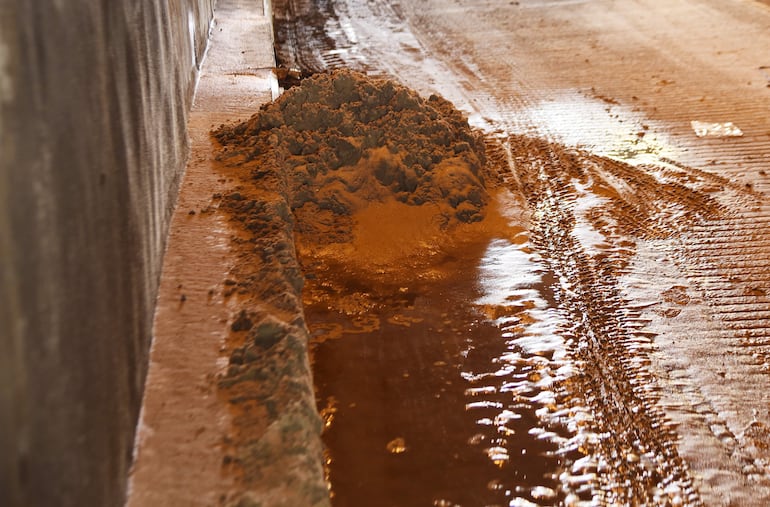 Tierra sacada de uno de los drenajes del paso a desnivel.