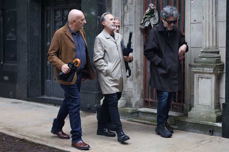 Los actores Gabriel Goity y Guillermo Francella y el director de cine Mariano Cohn asisten al funeral de Luis Brandoni en Buenos Aires

