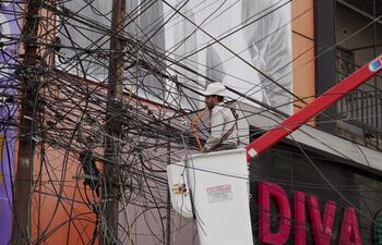 Técnicos de la ANDE proceden a retirar la maraña de cables del tendido eléctrico.