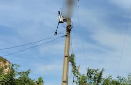 Muere electrocutado mientras realizaba trabajos en una columna de la ANDE en Ypané