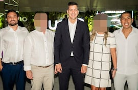 El presidente Santiago Peña (c) junto a Miguel Vázquez (der.) y Juan Gustale (izq.), ambos de Ueno.