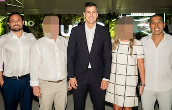 El presidente Santiago Peña (c) junto a Miguel Vázquez (der.) y Juan Gustale (izq.), ambos de Ueno.