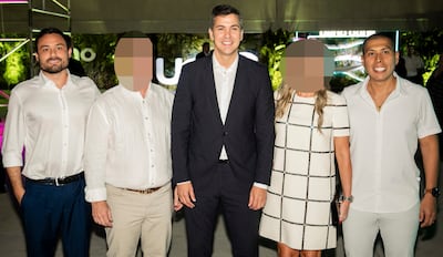 El presidente Santiago Peña (c) junto a Miguel Vázquez (der.) y Juan Gustale (izq.), ambos de Ueno.