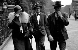 El escritor irlandés James Joyce (al centro), autor multilingüe.