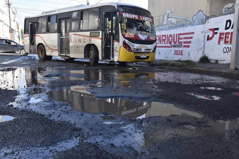 Foto de bache en la calle Cerro Cora entre Hernandarias y ColonHoy 10 de Marzo de 2026Gustavo Machado