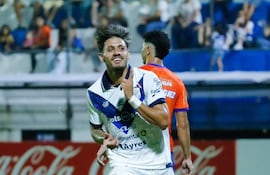 Festejo de Elvio Vera tras anotar el segundo gol para Ameliano, que venció por 3-0 al 2 de Mayo de Pedro Juan Caballero y se acomoda arriba en la tabla.