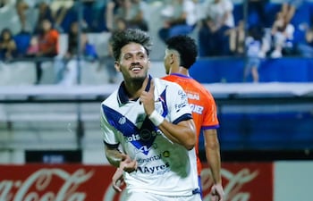Festejo de Elvio Vera tras anotar el segundo gol para Ameliano, que venció por 3-0 al 2 de Mayo de Pedro Juan Caballero y se acomoda arriba en la tabla.