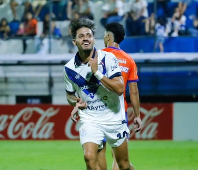 Festejo de Elvio Vera tras anotar el segundo gol para Ameliano, que venció por 3-0 al 2 de Mayo de Pedro Juan Caballero y se acomoda arriba en la tabla.
