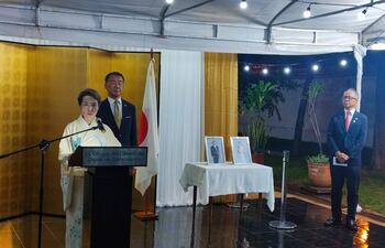 Embajadora Nakatami Yoshie, su esposo, Ostuka Umio, y el cónsul del Japón en Encarnación, Ikashi Akira, quien próximamente finaliza sus funciones por acogerse a la jubilación.