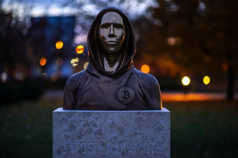Budapest, Hungría, estatua en honor a Satoshi Nakamoto, el fundador secreto de Bitcoin.