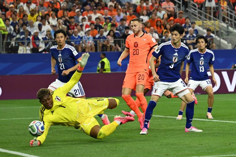 El arquero Zion Suzuki de Japón en acción durante el partido de la fase de grupos de la Copa Mundial de la FIFA 2026 entre Países Bajos y Japón, en Dallas, Texas.