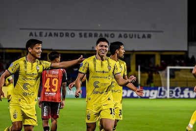 El zurdo, Pedro Ríos celebra el tanto de apertura en el marcador a favor de Recoleta FC, acompañado por, Ronal Domínguez y Juan Alexander Franco.