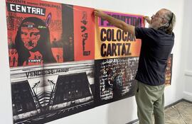 El artista brasileño Ricardo Peixoto en pleno montaje de la obra que se habilitará a partir de mañana en la Casa de las Artes Visuales “Ignacio Núñez Soler”, abierta a todo público.