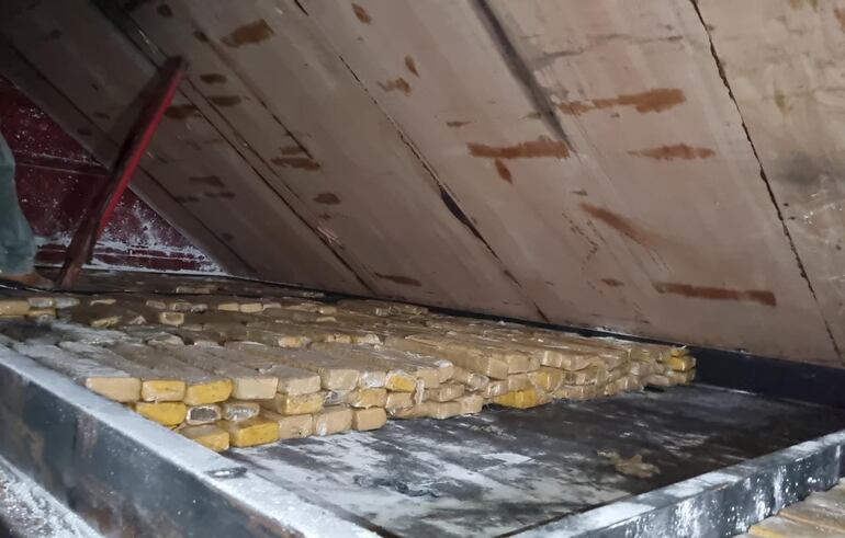 El doble fondo del camión incautado. Nótese la parte vacía de donde policías habrían sacado la mitad de la carga de marihuana.