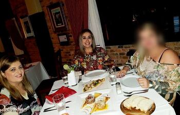 La fiscal general del Estado Sandra Quiñónez (izq.) junto a su hermana María Soledad Quiñónez (centro).