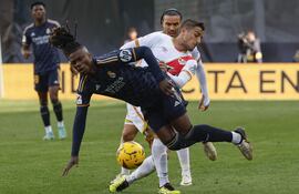 Madrid, 18/02/2024.- El centrocampista francés del Real Madrid Eduardo Camavinga cae ante la acción de Óscar Trejo, durante el partido entre el Rayo Vallecano y el Real Madrid correspondiente a la jornada 25 de LaLiga, este domingo en el Estadio Vallecas en Madrid. EFE/ Jj Guillén